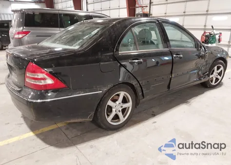 2002 Mercedes-Benz C 240 z USA, uszkodzony, nr VIN WDBRF61J22F262987